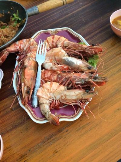 กุ้งขาวเผาตัวใหญ่มากกว่าช้อนส้อม