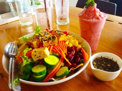 สลัดเต้าหู้ออร์แกนิคและเรดเบอร์รี่โยเกิร์ต