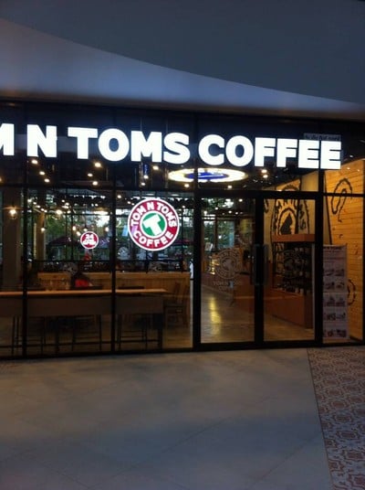 รีวิว Tom N Toms Coffee ศูนย์การค้าไลม์ ไลท์ - ร้านกาแฟ เปิด 24 ชั่วโมง ในเมืองภูเก็ต