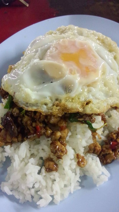 กระเพราหมูสับไข่ดาว