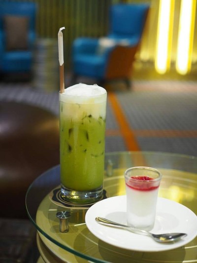 set ชาเขียว+ของว่าง ที่เสริฟขณะมาใช้บริการloungeค่ะ
