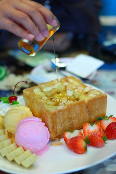 Strawberry & Banana Honey Toast (115 บาท)
