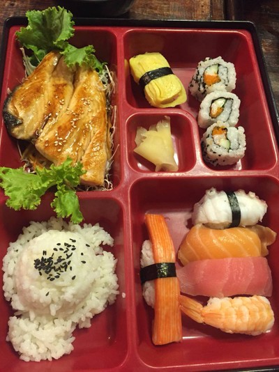 ชุดปลาแซลมอนย่างเทอริยากิกัยซูชิ