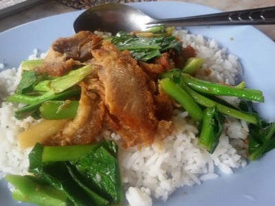 ข้าวคะน้าหมูกรอบ 35.-