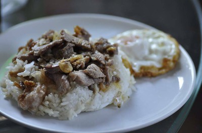 ข้าวหมูทอดกระเทียมพริกไทย อร่อย ไม่เเพง