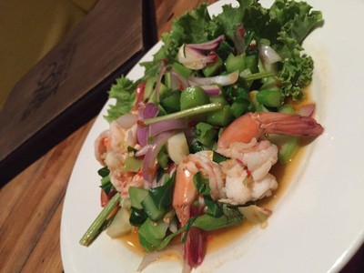 ยำคะน้ากรอบกุ้งสด