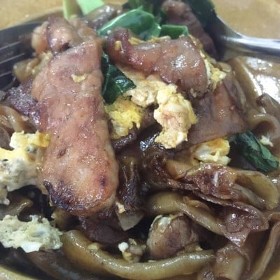 เส้นใหญ่ผัดซี้อิ้วห่อไข่หม้อดิน