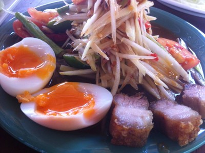 ส้มตำไทยไข่ต้มหมูกรอบ 70บาท