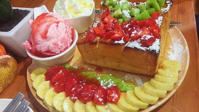 FruitToast อัดแน่นด้วยผลไม้  อร่อยคุ้มราคามากๆ กินคนเดียวไม่หมดอ้ะ ต้องมาลองนะคะ
