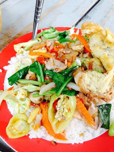 ผัดผักหมูกรอบพิเศษไข่เจียว 