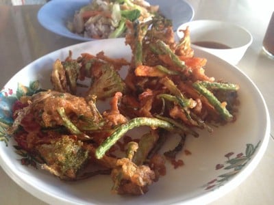 น้ำเต้าหู้ ของทอด ป้าบูรณ์ ข้างโรงเรียนวัดสวนดอก