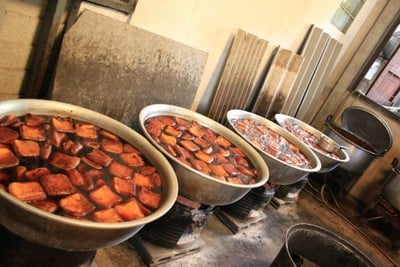 กำลังต้มอยู่อีกหลายหม้อเพื่อรอขายในวันถัดไป