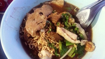 ป้อมก๋วยเตี๋ยวหมูน้ำตก ป้อมก๋วยเตี๋ยวหมู - เนื้อน้ำตก ( ใส่ไข่ )