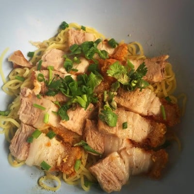 บะหมี่แห้งหมูกรอบ