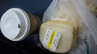 ของคู่กัน ราตาประหยัด ( ในสนามบิน)  ขนมปัง 2ชิ้นอีก 38 บาทกาแฟ 40 