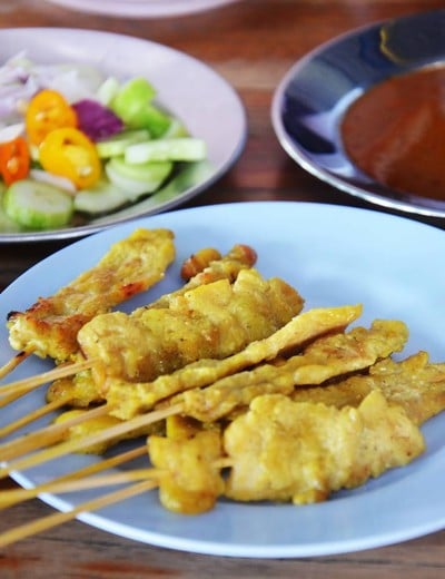 หมูสะเต๊ะร้านข้างๆ อร่อยเหมือนกัน