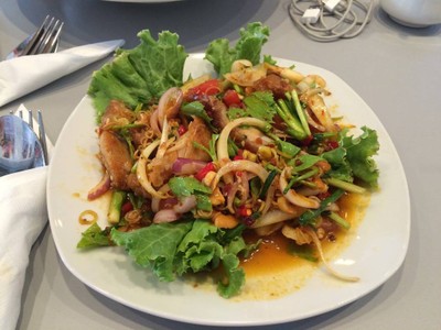 ยำไก่ทอดสมุนไพร