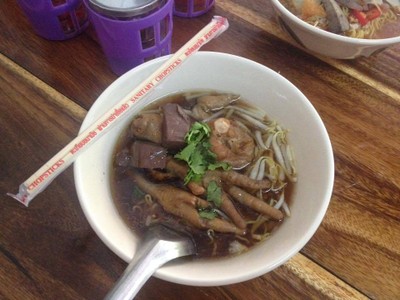 ก๋วยเตี๋ยวไก่ตุ๋น
น่องไก่ชิ้นใหญ่ๆ
พร้อมตีนไก่ และเลือดไก่
ซุปหอมเข้มข้น