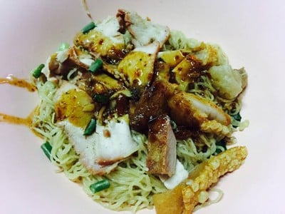 ข้าวหมูแดง หมูกรอบ บะหมี่เกี๊ยว อโศก ข้าวหมูแดง หมูกรอบ บะหมี่เกี๊ยว อโศก