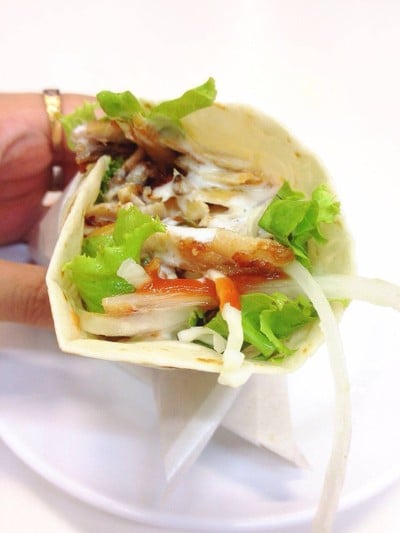 Tortilla Wrap ไส้กะบับไก่ ราดซอสโยเกิร์ตกระเทียมกับซอสมะเขือเทศ