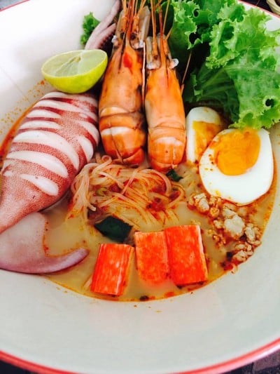ก๋วยเตี๋ยวต้มยำกุ้งหนักเครื่อง