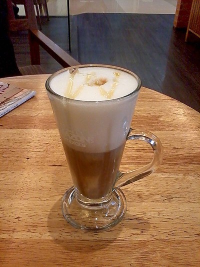 Hot Honey Café Latte ชั้นฟองนมทั้งหนาทั้งแน่น
