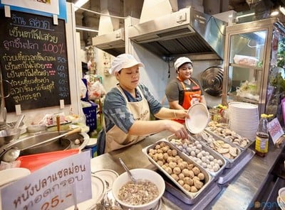 สอาด เย็นตาโฟเสวย ตลาดเสรีมาร์เก็ต