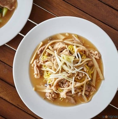 ราดหน้าไฟแดง ครัวอัปสร เอกมัย เสรีมาร์เก็ต