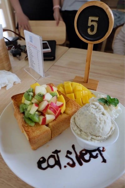 Eat Sleep Cafe & Bed (อีทสลีพคาเฟ่แอนด์เบด) Eat Sleep Cafe & Bed (อีทสลีพคาเฟ่แอนด์เบด)