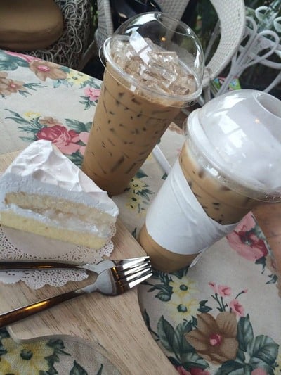 คาปู ลาเต้เย็น และเค้กมะพร้าว