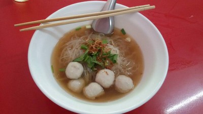 เส้นเล็ก ลูกชิ้นน้ำใส 40 บาท. 