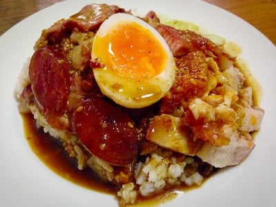 ข้าวหมูกรอบ หมูแดง ต้มยำ เพิ่มทรัพย์ (Kao Moo Krob Moo Daeng Tom Yum Perm Sup) ข้าวหมูกรอบ หมูแดง ต้มยำ เพิ่มทรัพย์ (Kao Moo Krob Moo Daeng Tom Yum Perm Sup)