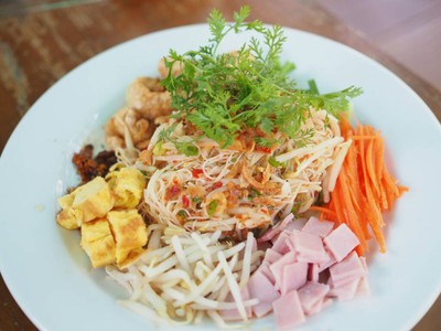 หมี่ยำหลงป่า (120B)