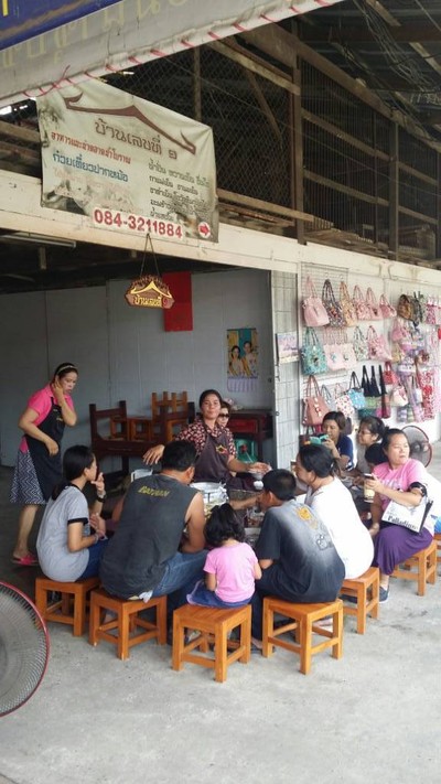 นั่งทานกันเต็มร้านเลย