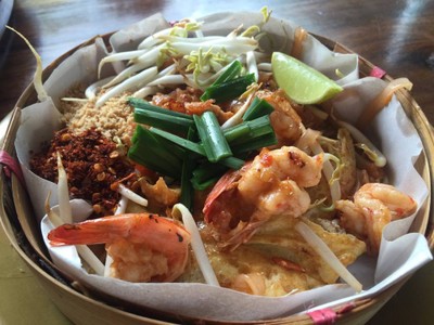 ผัดไทยเข่งปลาทู อร่อยครับ กุ้งสดมาก