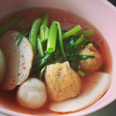 สอาด ก๋วยเตี๋ยวลูกชิ้นปลา เย็นตาโฟเสวย - สามกษัตริย์