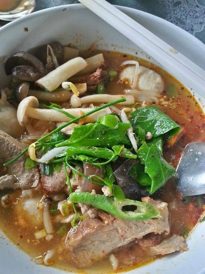 เครื่องแน่นมาก ยอดตำลึง เห็ด ตับ หมูสับ ถั่วลิสงคั่วตำหอมๆ น้ำซุปกระดูกหมูเข้มข้