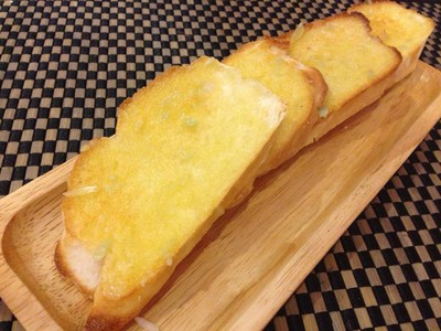 ขนมปังกระเทียมฟรีจากวงใน