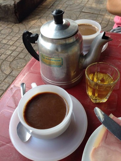 ชามาเสริฟ์ฟรี--กาแฟเสียเงิน