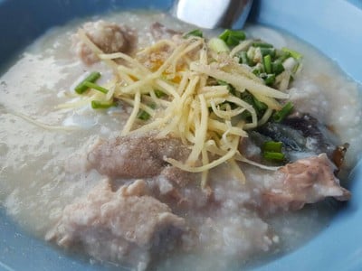 โจ๊กหมูลาดหญ้า (เตาถ่าน) ลาดหญ้า