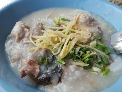 โจ๊กหมูลาดหญ้า (เตาถ่าน) ลาดหญ้า โจ๊กหมูลาดหญ้า (เตาถ่าน) ลาดหญ้า