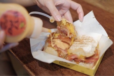 Holy Cheese ตลาดรถไฟรัชดา