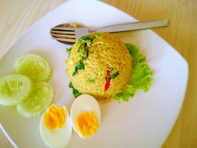 ข้าวผัดแกงเขียวหวานไก่ 
