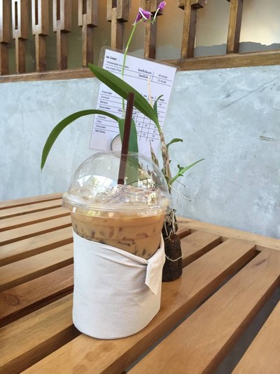 Cafe By The Blooms (คาเฟ่บายเดอะบลูมส์) Cafe By The Blooms (คาเฟ่บายเดอะบลูมส์)