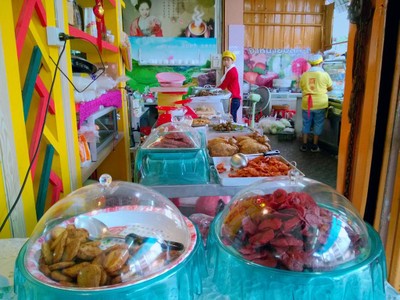 หมูแดง หมูทอดเจ ก็มีนะ 