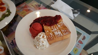สตอเบอร์รี่ฮันนี่โทสต์