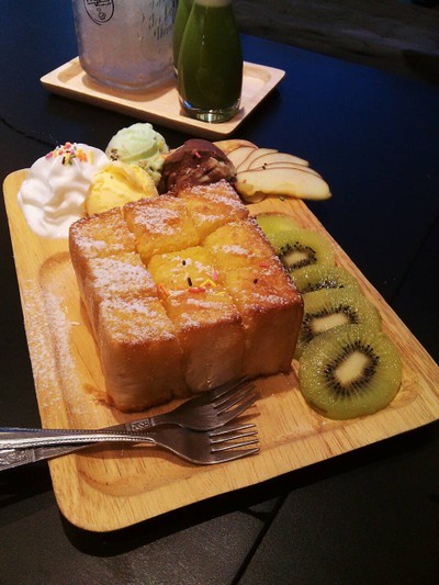 ฮันนี่โทสต์ อะเกนค่าาา ตัวขนมปังนี่อร่อยกำลังดี :)