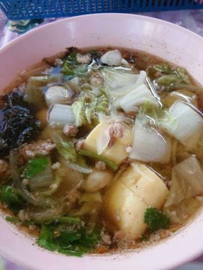 แกงจืดเต้าหู้ หมูสับ สาหร่าย ราคาแค่ 35 บาท