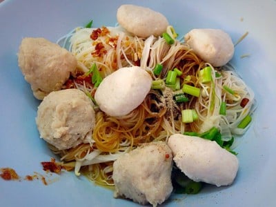 ลูกชิ้นหมูแม่ตุ๋ม หน้าวัดพระศรีฯ
