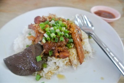 ผัดไทยตะวันดา x บะหมี่ไก่ตุ๋น